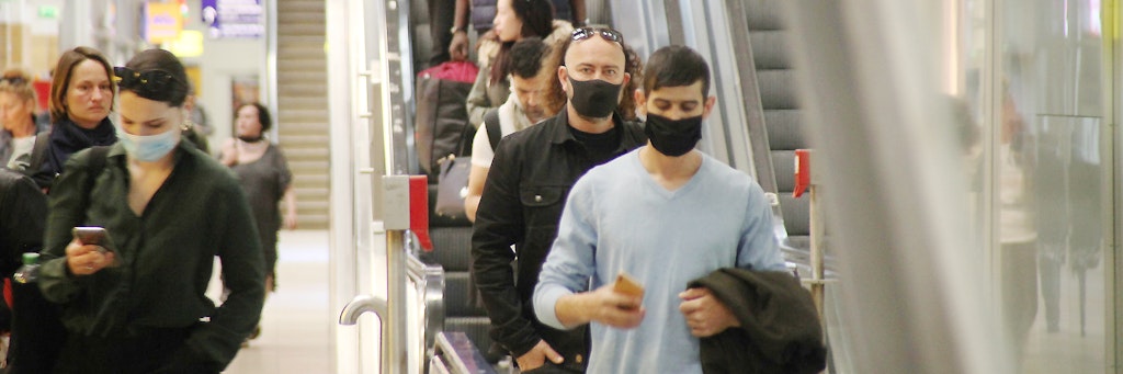 Viele tragen den mittlerweile in Geschäften und Nahverkehr vorgeschriebenen Mundschutz, doch längst nicht alle können sich damit anfreunden. 
