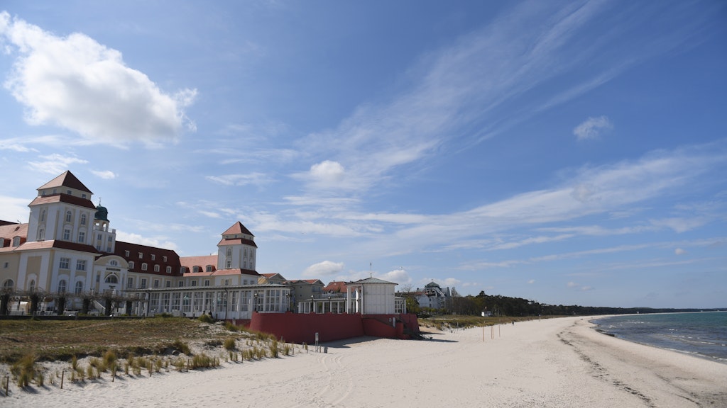 Noch ist der Strand im Ostseebad Binz menschenleer – wird sich das im Sommer ändern?