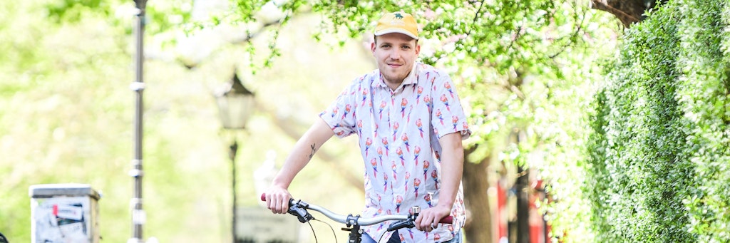 Kurierfahrer Tim Leus bringt Lebensmittel und Produkte des täglichen Bedarfs zu Kunden nach Hause 