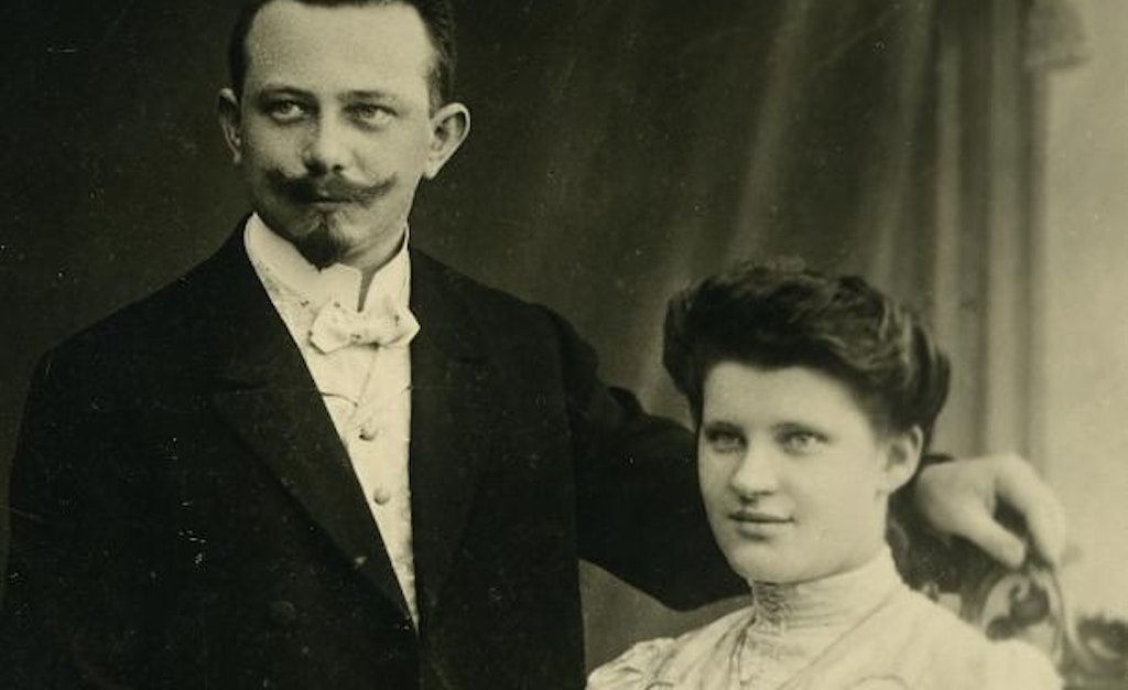 Der Name tesa geht auf die Sekretärin Elsa Tesmer (r.) zurück.
