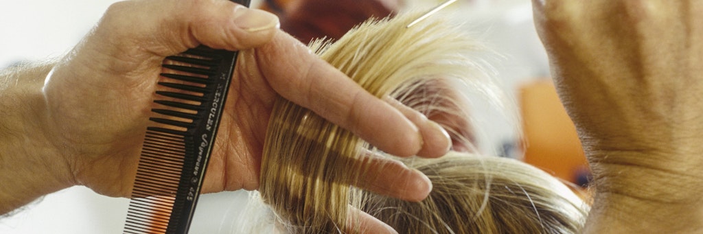 Ein Friseur schneidet Haare. Ab dem 4. Mai dürfen Frisöre in Berlin wieder arbeiten. Kosmetikerinnen nicht. 