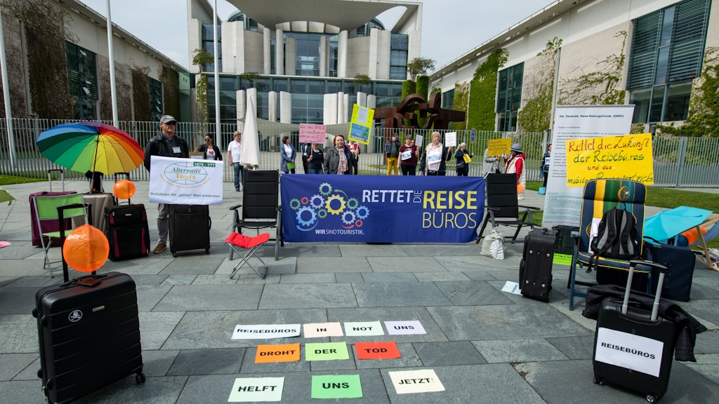 Wie hier vor dem Berliner Kanzleramt demonstrierten bundesweit Mitarbeiter von Reisebüros für staatliche Hilfen.