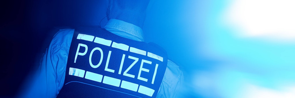 Ein Polizist bei einer Razzia.