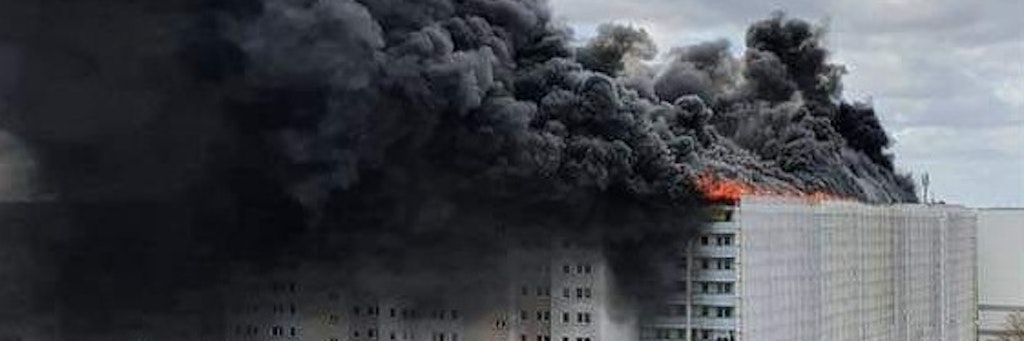 Der schwarze Qualm war weithin zu sehen. Die Mieter mussten die Fenster schließen.