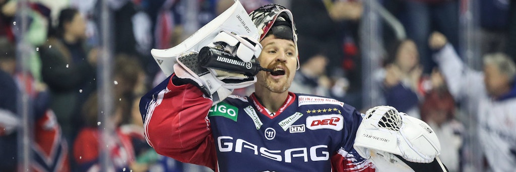 Schluck aus der Pulle: So wie Eisbären-Goalie Justin Pogge hier im Spiel sollen Gewerbetreibende eine frische (Geld-)Dusche bekommen. 