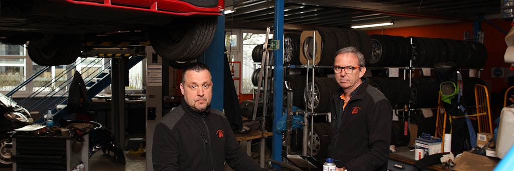 Marcus Richter (l.) und Thomas Müller-Burdack haben sich vor zehn Jahren selbständigi gemacht. Ihre Autowerkstatt mit fünf Angestellten und einem Lehrling lief gut. Bis die Coronavirus-Krise kam.<br>