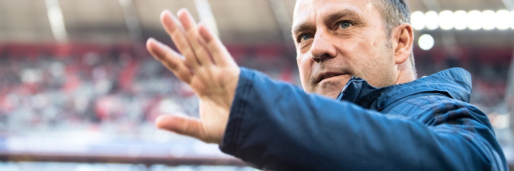 Hat jetzt weitere drei Jahre, in denen er den FC Bayern auf Europas Thron führen soll: Hansi Flick.