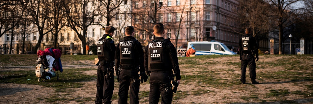 Polizisten fordern Besucher im Görlitzer Park in Kreuzberg auf zu gehen.
