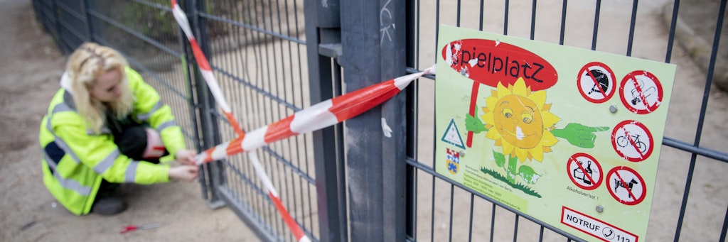 Im Volkspark Wilmersdorf ist ein Spielplatz mit Absperrband abgeriegelt, um die Ausbreitung des Coronavirus zu verlangsamen.