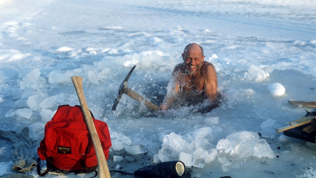 Der Abenteurer Rüdiger Nehberg, bekannt durch seine extremen Survival-Expeditionen, hackt im Januar 1986 bei minus 11 Grad Celsius Löcher in den Rausdorfer Mühlenteich, um in dem drei Grad Celsius warmen Wasser von Loch zu Loch zu schwimmen.