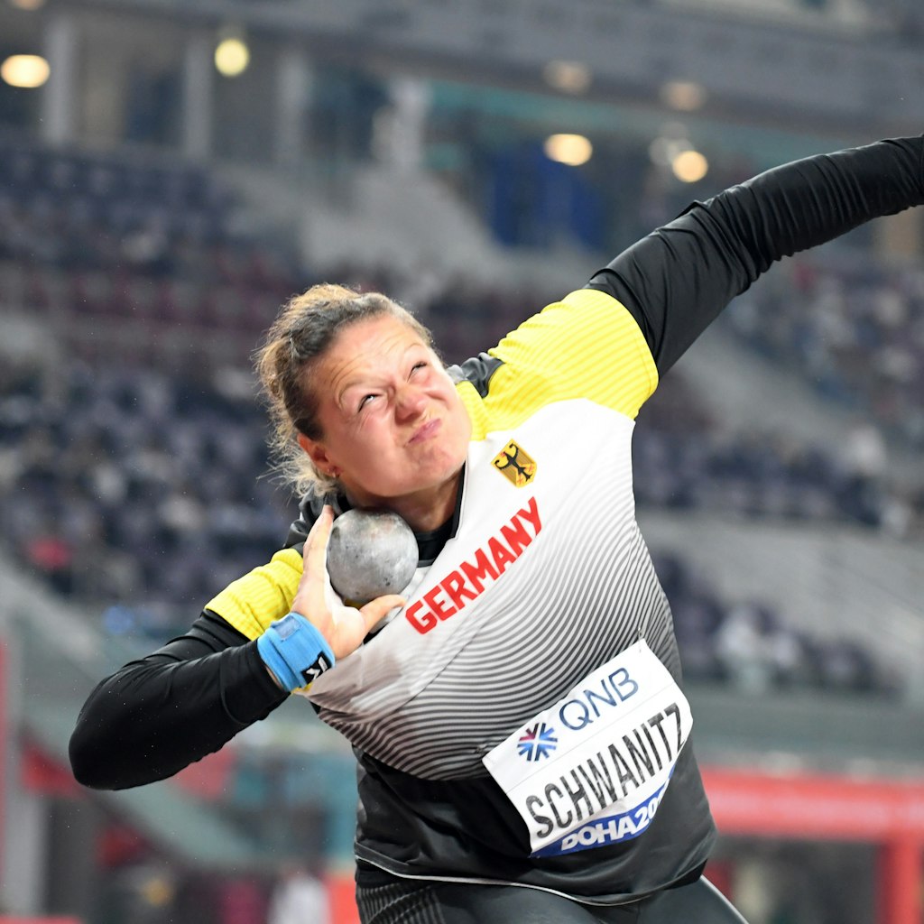 Bei der WM 2019 holt Christina Schwanitz mit der Kugel Bronze.