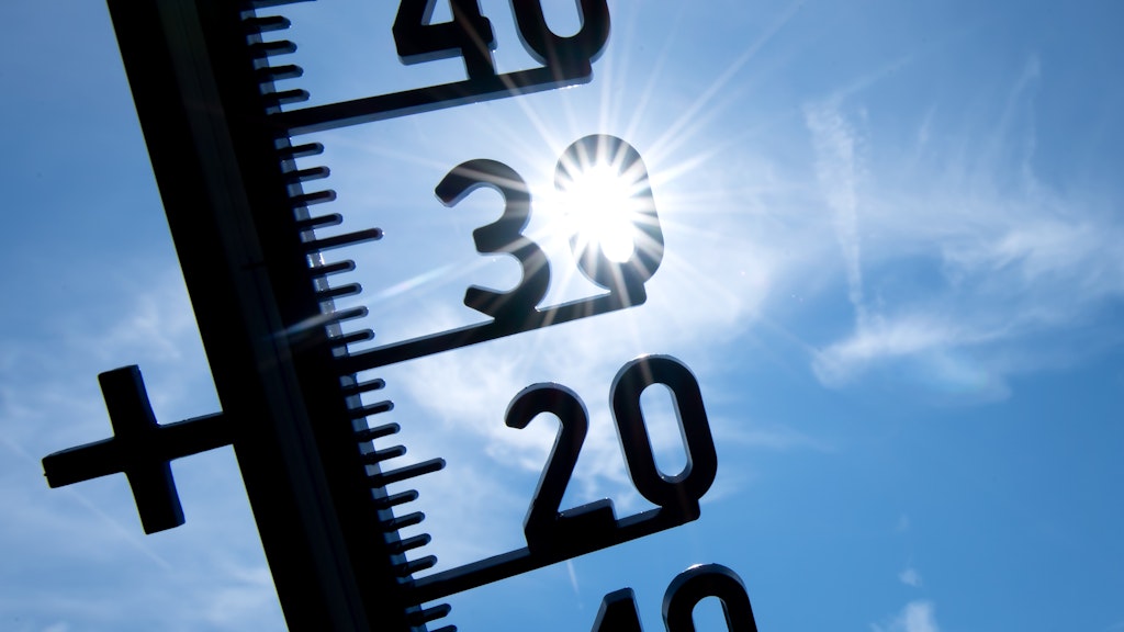 Ein Thermometer zeigt Temperaturen über 30 Grad an (Symbolfoto).