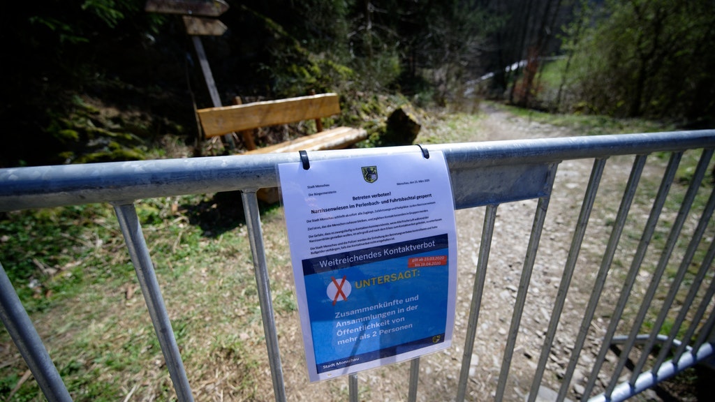 In Nordrhein-Westfalen blockiert eine Absperrung den Weg zu den Narzissenwiesen im Perlenbachtal. Die Parkplätze und Wanderwege sind in diesem Jahr für Besucher gesperrt.