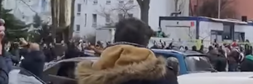 Ein Video zeigt die Menschenansammlung vor der Moschee im Berliner Stadtteil Neukölln. 