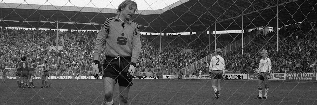 Und wieder hat er sich einen gefangen: Gladbachs langjähriger Keeper Wolfgang Kleff, der 1979/80 ein Jahr für Hertha BSC spielte, war beim österlichen 0:6 gegen den HSV die ärmste Sau. 