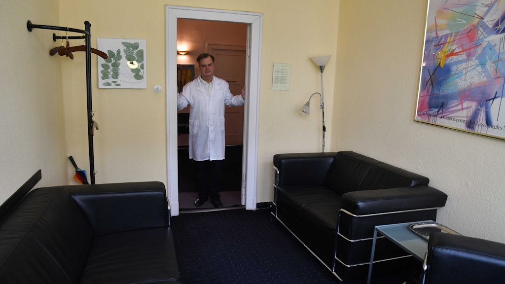 Das Wartezimmer bei Dr. Dreyer ist leer.