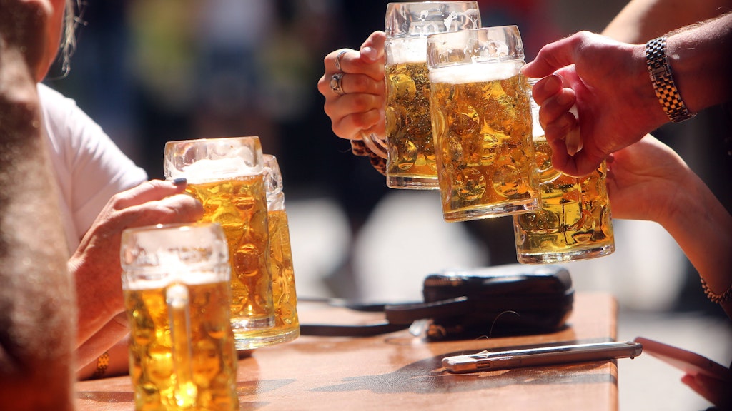 Gemeinsames Zuprosten mit Maßkrügen Bier im Biergarten - auch das ist seit den Beschränkungen durch die Corona-Krise nicht mehr möglich