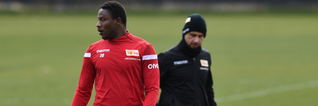 Suleiman Abdullahi übt unter der Anleitung von Co-Trainer Sebastian Bönig. Am Montag will Union den Trainingsneustart ausrufen. 