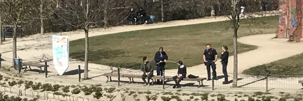 Abstandsmessung mit dem Zollstock am Wasserturmplatz in Prenzlauer Berg. Näher als 1,50 Meter darf man sich nicht kommen.