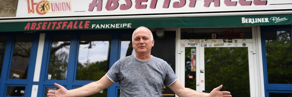 Michael Frank vor der Köpenicker Kultkneipe Abseitsfalle