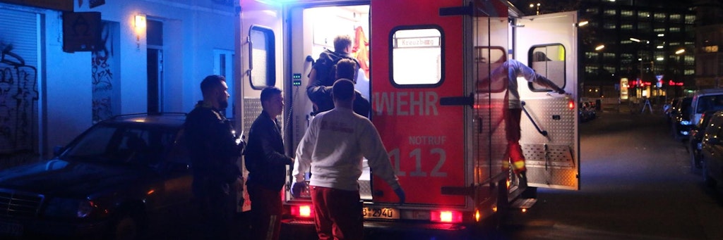 Dem Mann mussten im Rettungswagen die Augen ausgespült werden, nachdem er nur mit einem Reizgas-Einsatz von der Gewalt gegen seine Frau gestoppt werden konnte.
