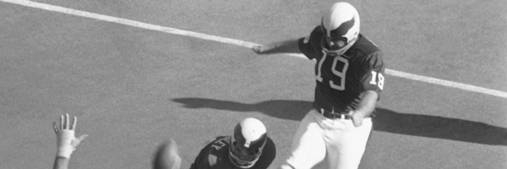 So kannten und liebten ihn die Fans. Tom Brady mit der Nummer 19 bei einem Fieldgoal. 1970 gelang ihm ein Versuch aus 63 Yards Entfernung. Erst 2013 löste ihn Matt Prattervon den Denver Broncos mit 64 Yards ab. 