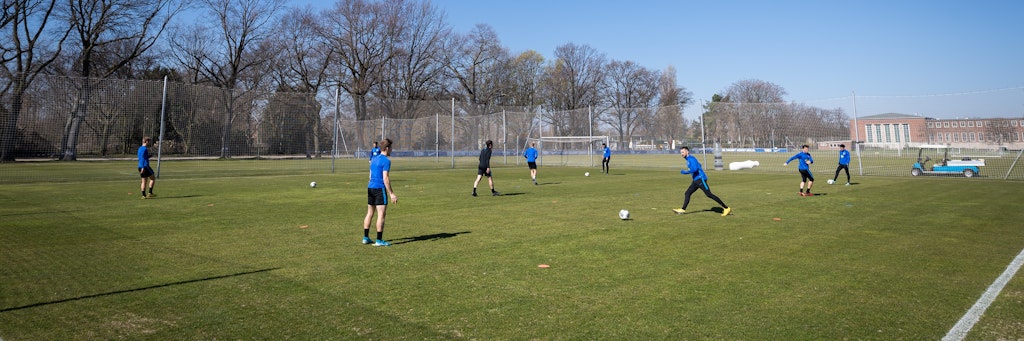 Hertha-Profis dürfen erstmals wieder auf den Platz, wahren aber immer den Corona-Abstand.