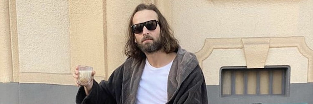 Jeff Bridges könnte sich kaum besser darstellen: Silvio Heinvetter cool im Bademantel wie einst der Hollywoodstar in The Big Lebowski.