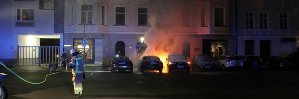 Feuerwehr-Einsatz in der Eisenacher Straße: Dort stand der Jaguar eines AfD-Politikers in Flammen, Zwei weitere Autos wurden beschädigt.