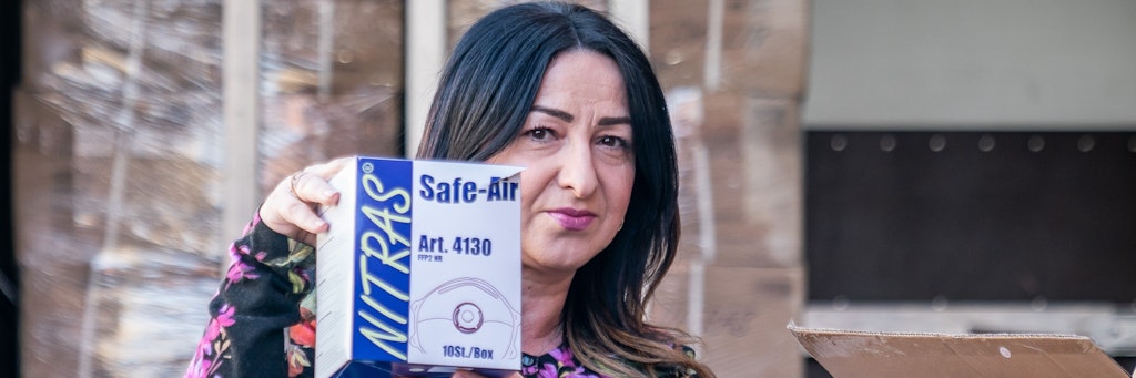 Die Gesundheitsverwaltung von Senatorin Dilek Kalaxci bekam am Montag Schutzmasken von den Wasserbetrieben gespendet.