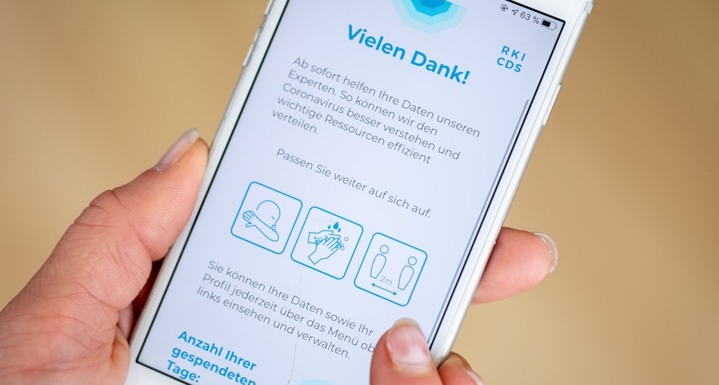 Die erste Seite der App gibt gleich noch die wichtigsten Tipps gegen Ansteckung: In die Armbeuge husten, Hände waschen, Abstand halten.