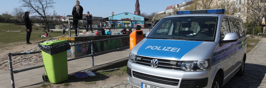 Ein Polizeiwagen steht am Sonntag im Görlitzer Park. 