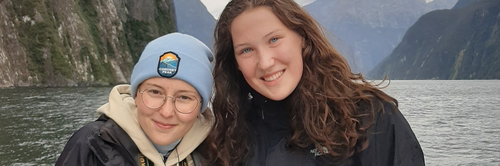 Lena Walther (19, links) und Larissa Werner (19) in Neuseeland. Ihre Traumreise wurde durch das Corona-Virus ins Chaos gestürzt.