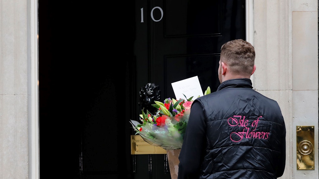 Ein Bote bringt Blumen an die Tür von Downing Street 10, den Amts- und beruflichen Wohnsitz von Boris Johnson.
