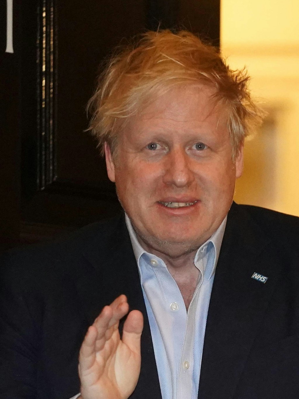 Boris Johnson am 2. April daheim in Quarantäne und schon angegriffen aussehend.