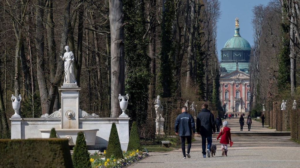 Mit genügend Abstand ist ein kleiner Oster-Spaziergang im Park Sanssouci in Richtung Neues Palais kein Problem.