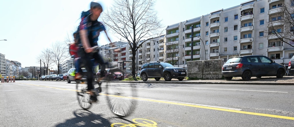 Die neue provisorische Radspur in der Petersburger Straße. Den Autos bleiben zwei Fahrstreifen.