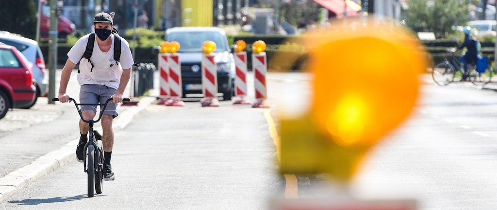 Genug Platz für alle. In der Petersburger Straße gibt es nun eine Alternative zum holprigen Radweg.