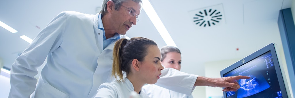 Eine Medizinstudentin lernt den Umgang mit einem Ultraschallgerät. Solche Kenntnisse könnten angehende Ärzte unter Umständen schon vor dem Examen einsetzen.