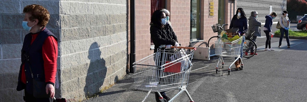 Supermarktschlange in Canonica d'Adda: Es ist einer der Wochentage, an denen ausschließlich Frauen einkaufen gehen dürfen.