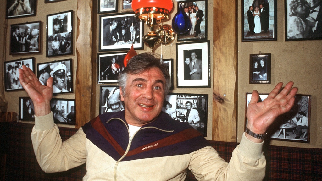 31.01.1984, Berlin-Sportarchiv: Gustav «Bubi» Scholz präsentiert stolz die Fotosouvenirs von Stationen seines Lebens. (zu dpa «Steiler Aufstieg, böser Absturz: Scholz - «Bubi», Star, Todesschütze» am 08.04.2020) Foto: /dpa +++ dpa-Bildfunk +++