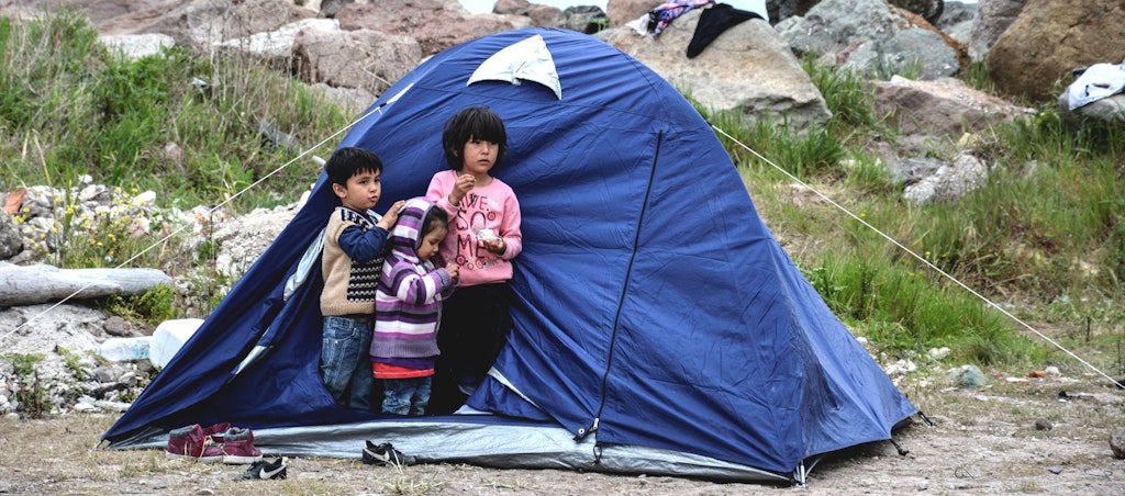 Auf der Insel Lesbos vor der Küste der Türkei müssen Kinder in derlei Zelten hausen.