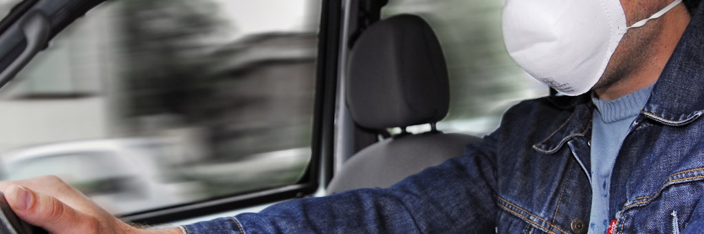 Wer den Mundschutz auch hinter dem Steuer des Autos tragen will, muss für andere klar erkennbar bleiben.
