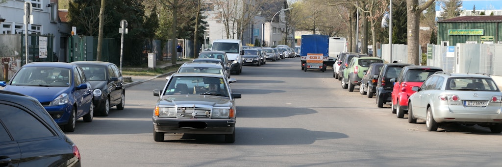 Warten auf Erleichterung vom Recycling-Müll - hinter der Kurve geht die Autoschlange im Hegauer Weg noch weiter.