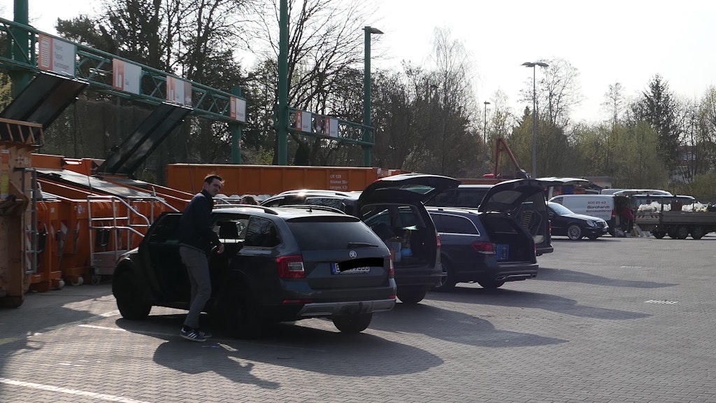 Auf dem Recyclinghof Hegauer Weg selbst ist die Lage entspannter, weil die BSR-Mitarbeiter nicht viele Autos gleichzeitig einlassen.