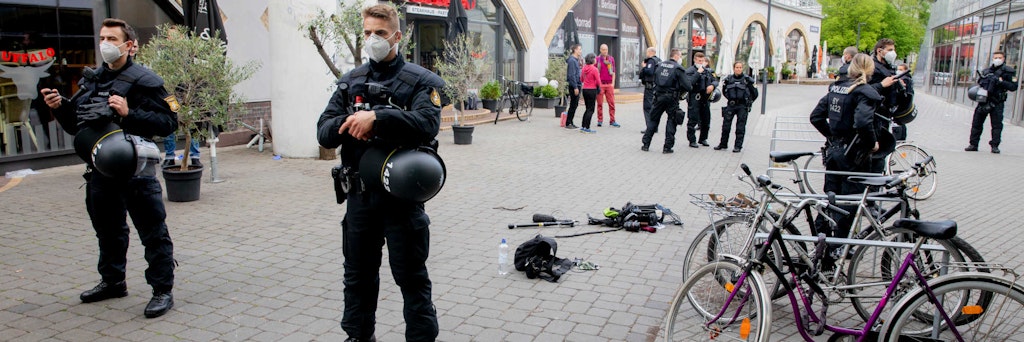 Laut Polizeisprecherin wurden sieben Personen des Kamerateams von einer mehrköpfigen Personengruppe angegriffen, fünf wurden verletzt und vier von der Feuerwehr in ein Krankenhaus gebracht.