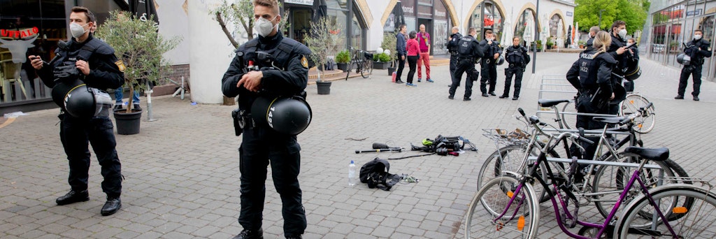 1. Mai 2020: Die Ausrüstung eines Kamerateams liegt nach einem Übergriff zwischen Alexanderplatz und Hackescher Markt auf dem Boden.