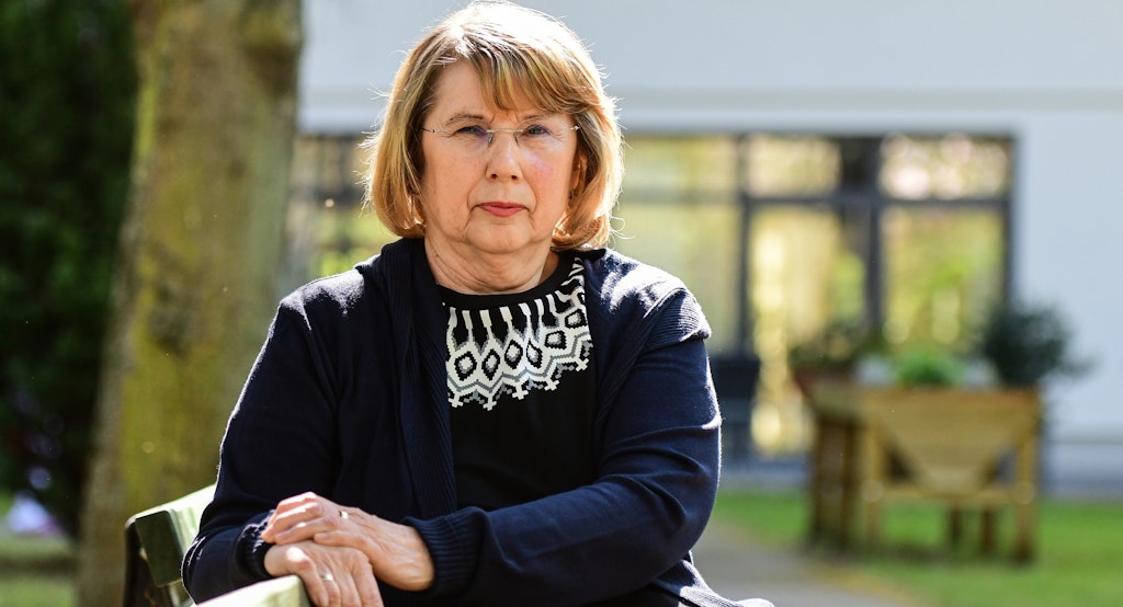 So traurig saß Heidemarie Jänke kürzlich noch auf einer Bank vor dem Pflegeheim, weil sie ihre Mutter nicht besuchen durfte.
