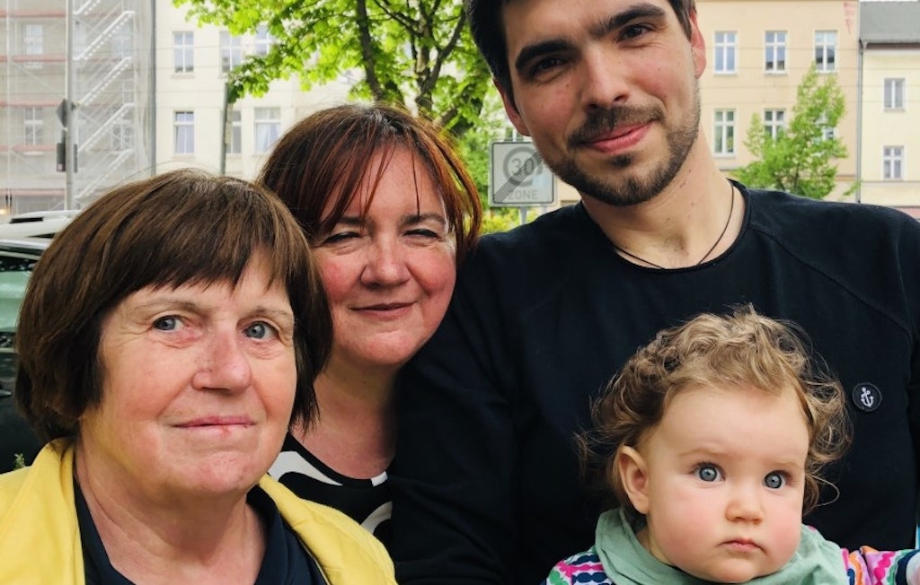 Die Hafenbar-Familie: Großmutter Monika (69), Mutter Petra, und Sohn Christopher Schreiber (32) (v.l.). Sie kämpfen in der Krise ums nackte Überleben.
