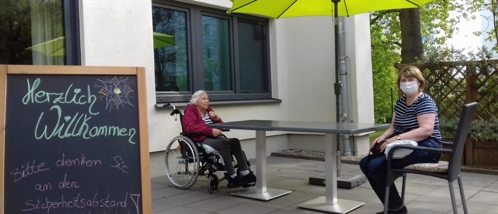 Besuch im Garten – mit Distanz: Mutter Elfriede (li.) und Tochter Heidemarie dürfen sich jetzt wieder sehen.